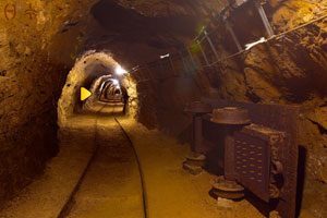 逃离地下采矿隧道